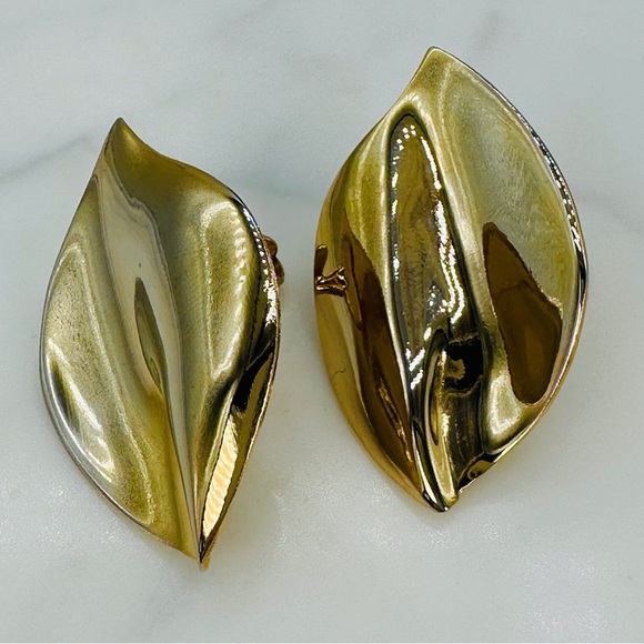 Vintage Clip On Earrings Large Leaf Modernist Contemporary Wave Design Gold Tone - Picture 5 of 7